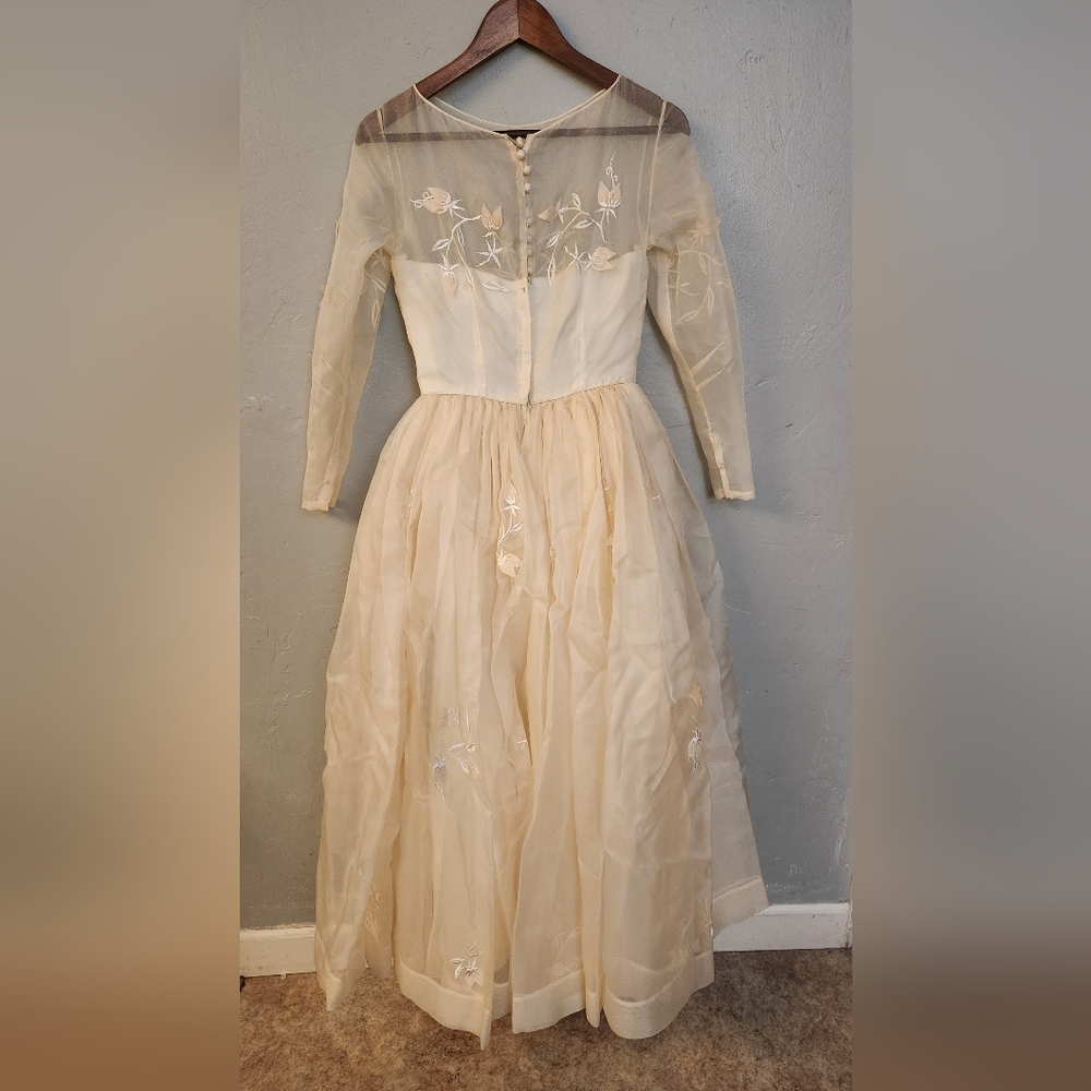 Vintage 1950s Ivory White Fit & Flare Embroidered Tulle Wedding Dress - Picture 2 of 15